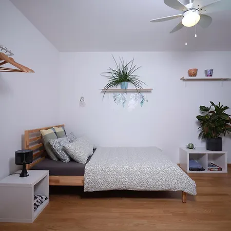 Doppelzimmer In Der Naehe Des Flusses Und Stadions *